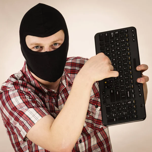 Gekke Hacker Onherkenbare Man Draagt Zwarte Bivakmuts Met Computertoetsenbord Haat — Stockfoto