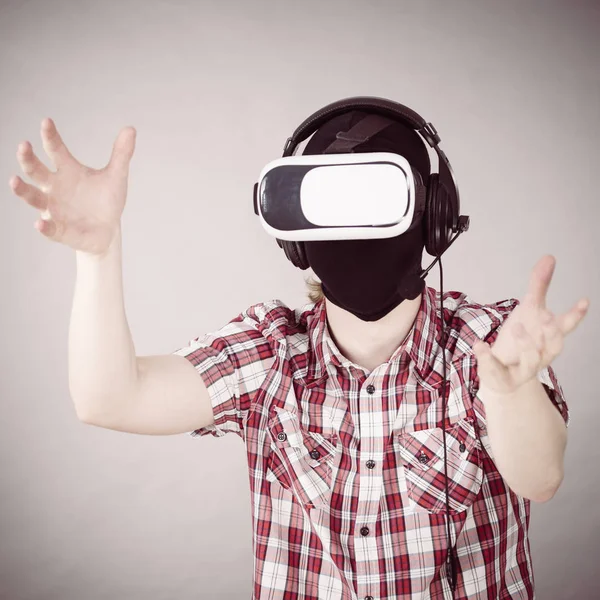 男人穿着虚拟现实装置玩电子游戏 游戏玩家游戏设备概念 — 图库照片