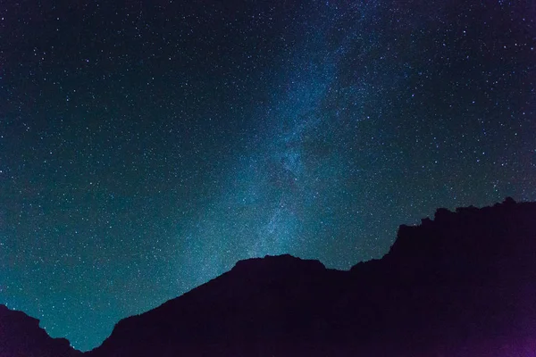 可視性の高い星と暗く青い空 コスモス 天の川銀河の概念の美しさ — ストック写真