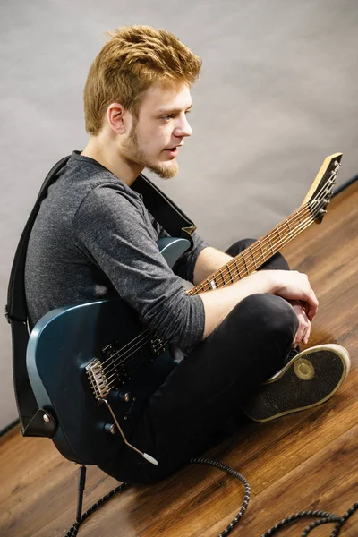 Jeune Homme Barbu Avec Guitare Électrique Personne Adulte Tient Instrument — Photo