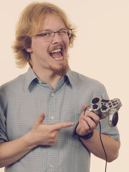 Nerd Geek Jovem Adulto Homem Jogando Console Vídeo Segurando Almofada — Fotografia de Stock