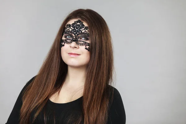 Ganska Mystisk Kvinna Bär Svart Öga Spets Mask Med Långt — Stockfoto