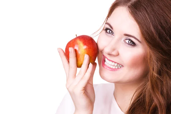 Mulher Segurando Fruta Maçã Vermelha Mão Perto Rosto Sorrindo Isolado — Fotografia de Stock