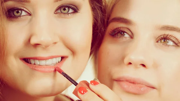 Make Artiest Vriend Toepassing Van Een Andere Vrouw Lippenstift Lip — Stockfoto