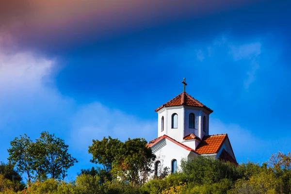Tepedeki Küçük Kilise Şapeli Fırtınalı Bulutlu Mavi Gökyüzü Makedonya Cumhuriyeti — Stok fotoğraf