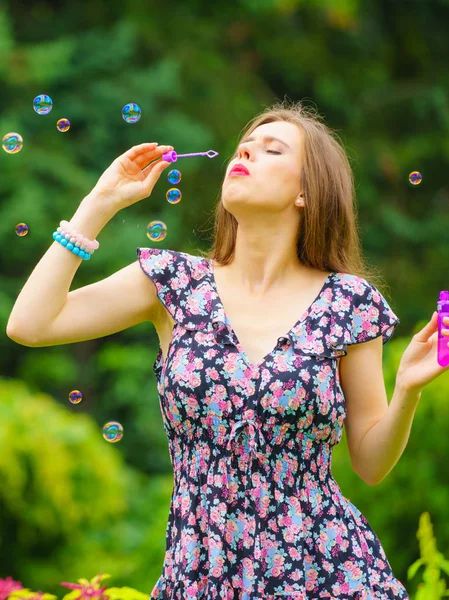 Счастье Беззаботная Концепция Молодая Женщина Весело Дует Мыльные Пузыри Открытом — стоковое фото
