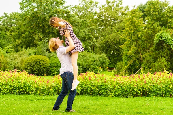 美しい夏の天気の間に緑の公園で楽しい屋外を持っている幸せなティーンカップル — ストック写真