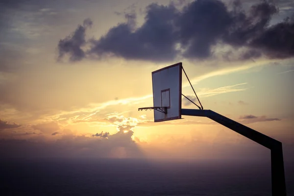 Gün Batımına Karşı Basket Potası Olan Eski Bir Basketbol Tahtası — Stok fotoğraf