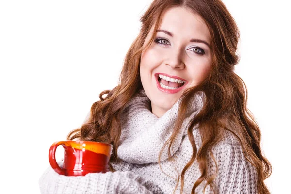 穿着暖和衣服的女人 灰色毛衣 手里拿着漂亮的红色杯子 里面装着温暖的饮料 茶或咖啡 与白色隔离 — 图库照片