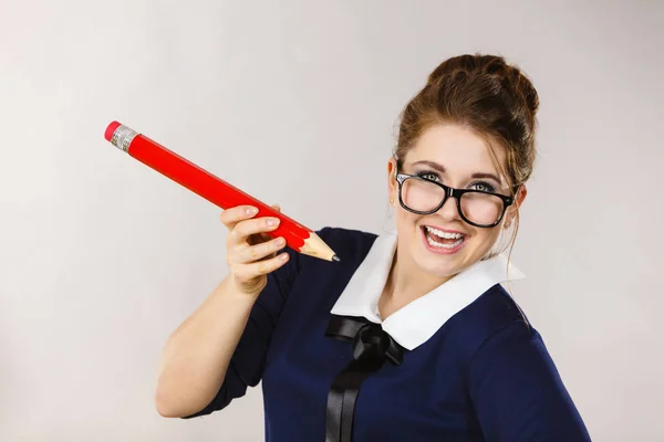 Mujer Sonriente Positiva Estudiante Maestra Sosteniendo Gran Dibujo Lápiz Rojo — Foto de Stock