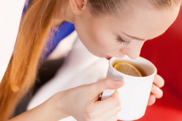 Jeune Femme Allongée Sur Canapé Sous Une Couverture Chaude Buvant — Photo