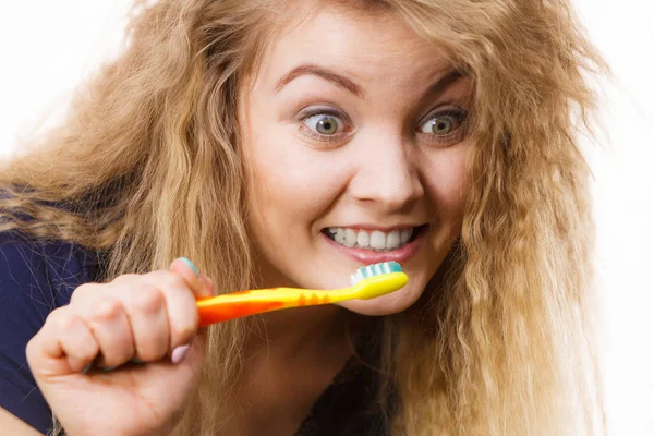 Frau Beim Zähneputzen Positives Mädchen Mit Zahnbürste Mundhygiene Isoliert Auf — Stockfoto