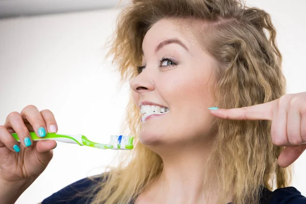 妇女刷牙 一个带着牙刷的积极女孩口腔卫生 电影制片厂拍摄的白色背景 — 图库照片