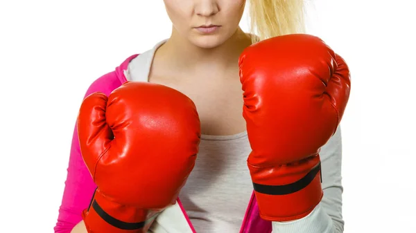 Mulher Desportiva Usar Luvas Boxe Vermelhas Lutar Estúdio Tiro Fundo — Fotografia de Stock