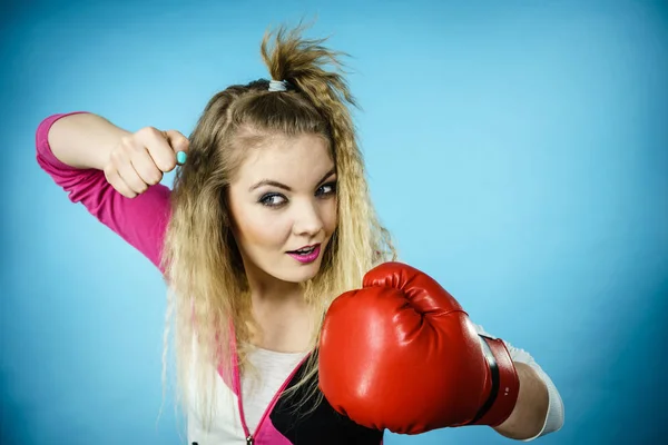 Rolig Blond Flicka Kvinnlig Boxare Stora Roliga Röda Handskar Spelar — Stockfoto