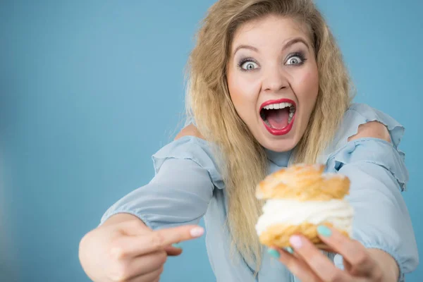 Conceito Comida Doce Felicidade Engraçado Mulher Loira Alegre Segurando Delicioso — Fotografia de Stock