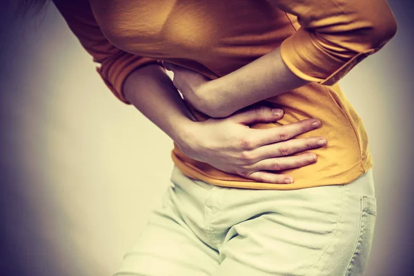 Konsep Layanan Kesehatan Bellyache Gangguan Pencernaan Atau Menstruasi Perempuan Muda — Stok Foto