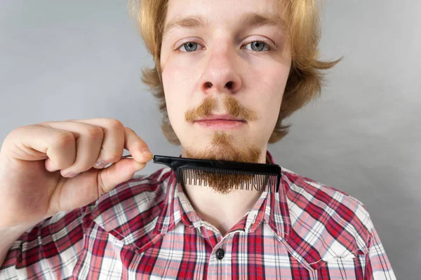 Homem Barbudo Com Problemas Pentear Barba Usando Escova Pente Conceito — Fotografia de Stock
