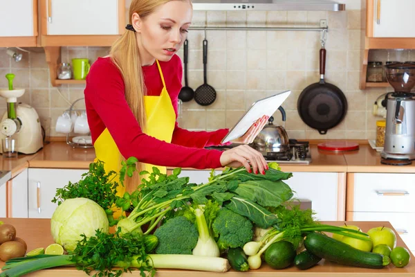 Jovem Cozinha Com Muitos Vegetais Verdes Mesa Segurando Tablet Pensando — Fotografia de Stock