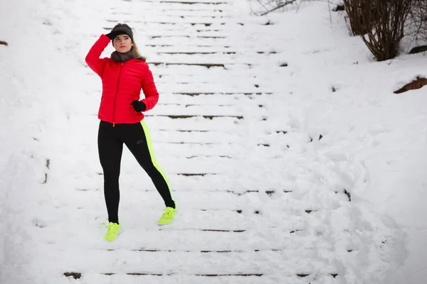 户外体育锻炼 运动装备的想法 女人穿着温暖运动服运行在冬天外面慢跑 — 图库照片