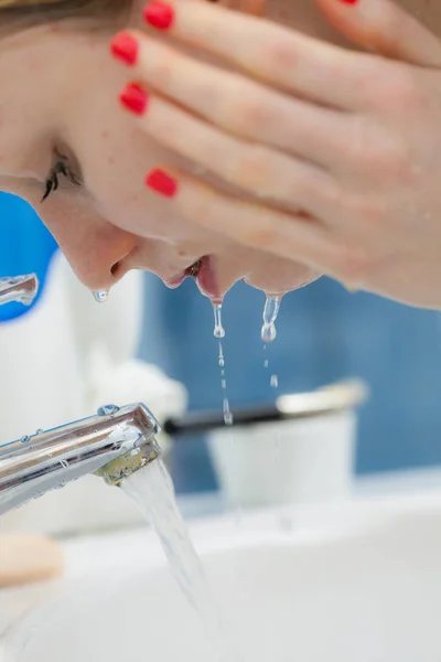 Mujer Lavándose Cara Con Agua Limpia Baño Chica Cuidando Tez — Foto de Stock