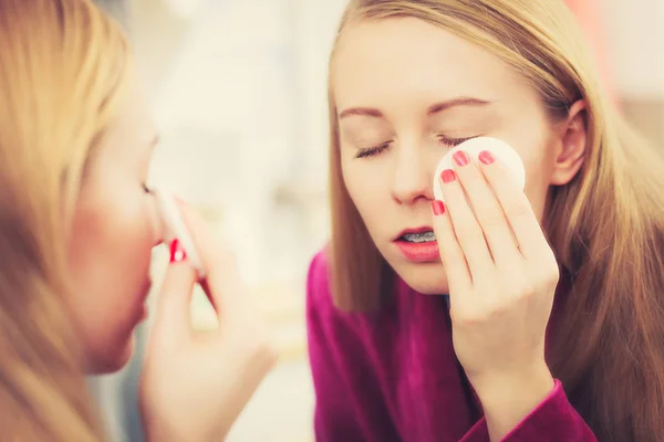 肌肌ケアのコンセプトです 綿のパッドを削除するまたは顔の汚れを使用して若い女性 — ストック写真