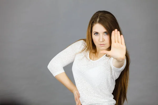Mujer Enojada Apodicticidad Mostrando Gesto Stop Sign Con Mano Abierta —  Fotos de Stock