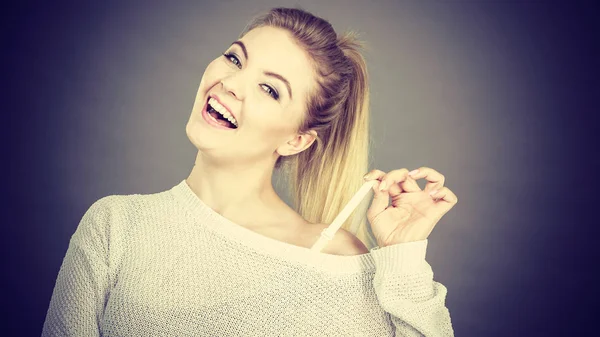 Feliz Sonriente Mujer Positiva Sosteniendo Correa Sujetador Debajo Suéter Concepto —  Fotos de Stock