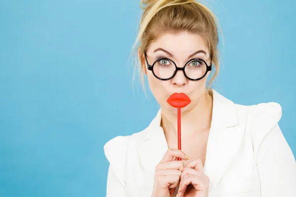 Schöne Süße Geschäftsfrau Elegante Kleidung Nerdbrille Mit Roten Gefälschten Lippen — Stockfoto