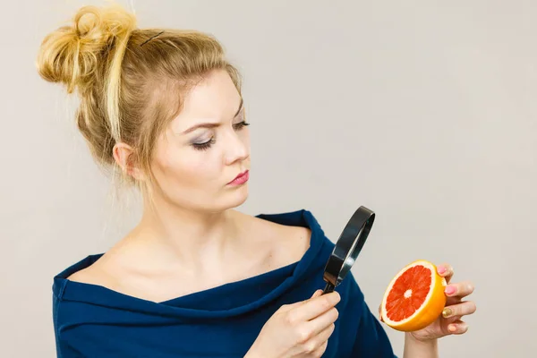 Blondýny Žena Drží Lupu Vyšetřuje Pozorně Ovoce Pomeranč Nebo Grapefruit — Stock fotografie