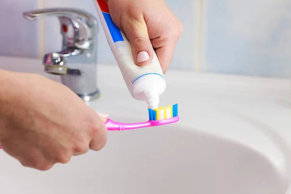 Cuidados Dentários Mãos Mulher Está Segurando Escova Dentes Colocando Pasta — Fotografia de Stock