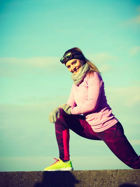 女性アスリート少女が寒さで海辺で外暖かいスポーティな服を着てのトレーニングします スポーツや冬や秋の時間の活動 — ストック写真