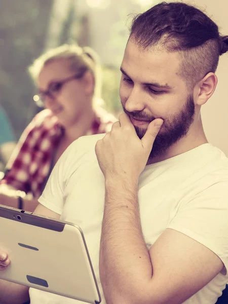 Bildung High School Digitales Online Lernkonzept Schüler Mit Tablet Sitzen — Stockfoto