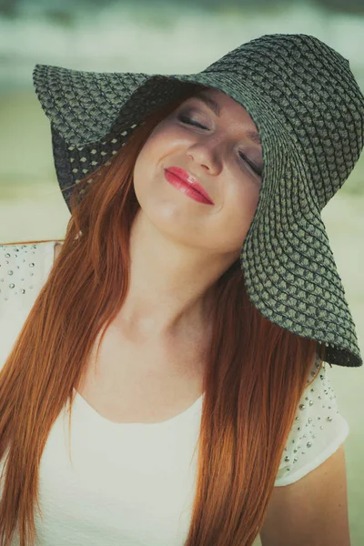 Zomer Outfit Accessoires Concept Gelukkig Roodharige Vrouw Met Grote Zwarte — Stockfoto