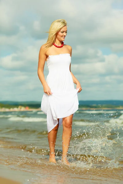 Mulher Loira Atraente Vestindo Vestido Romântico Branco Longo Andando Mar — Fotografia de Stock