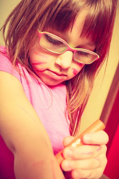 Infancia Cuidado Niños Concepto Educado Niña Pequeña Usando Anteojos Dibujando — Foto de Stock