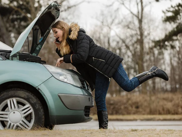 Accidente Averías Con Concepto Auto Coche Averiado Mujer Rubia Teniendo — Foto de Stock