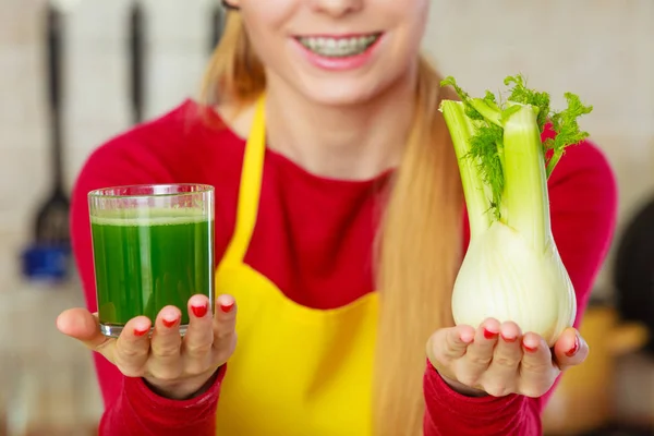 食事の朝食のコンセプトのために良い飲み物 若いです女性でキッチン保持緑健康野菜フェンネルスムージージュースガラス — ストック写真