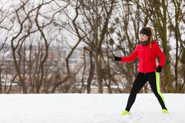户外运动 运动服创意 冬季外出运动时穿着保暖运动服的妇女 — 图库照片