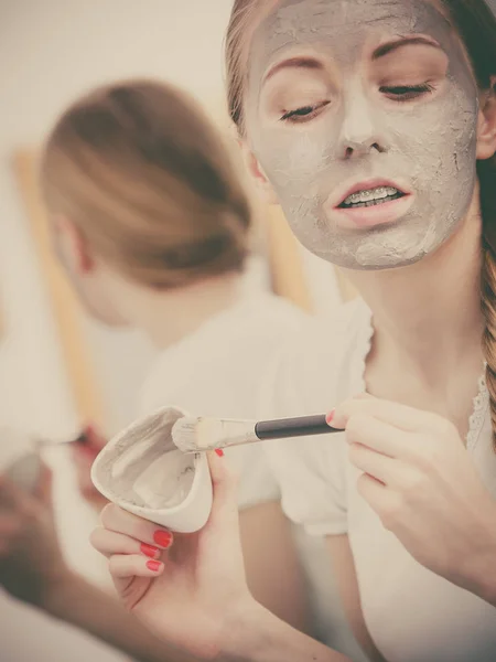 Cilt Bakımı Sarışın Kadın Banyoda Gri Kil Çamur Maskesi Yüzünde — Stok fotoğraf