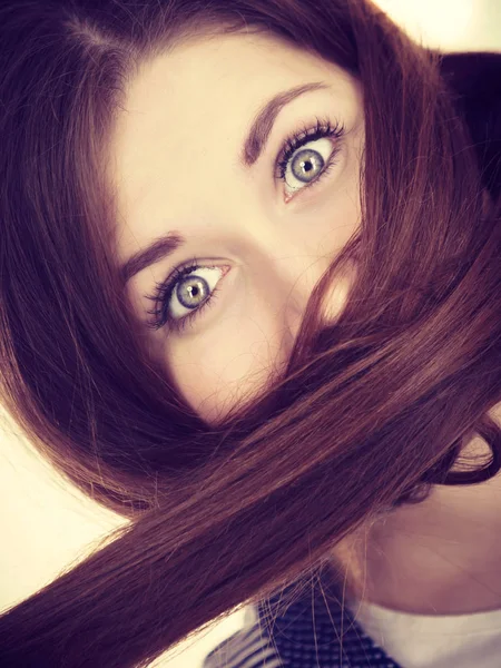 Pielęgnacja Włosów Koncepcja Fryzury Kobieta Twarzy Pokrytej Jej Ciemnobrązowe Włosy — Zdjęcie stockowe