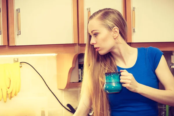Mujer Pie Cocina Sosteniendo Una Taza Café Disfrutando Relajante Tiempo — Foto de Stock