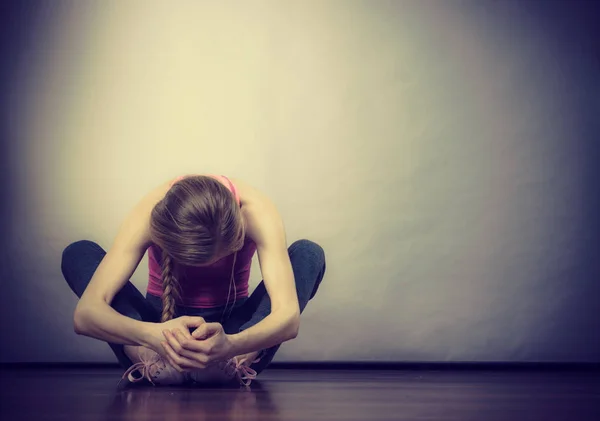 Triste Deprimida Joven Adolescente Sentada Junto Pared Ocultando Cara Escuela — Foto de Stock