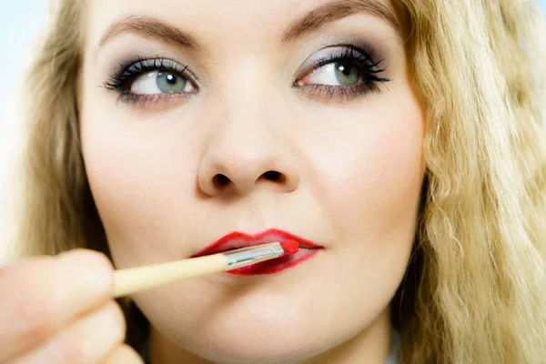Profissional Make Artista Aplicando Mulher Moda Modelo Lábios Vermelho Brilho — Fotografia de Stock