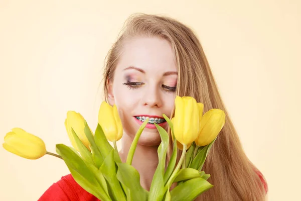 ロマンチックな黄色いチューリップの花束を持つ若い女性のショット 女性の日の贈り物 明るい背景で撮影スタジオ — ストック写真