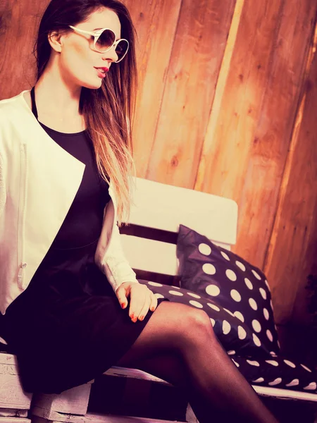 Концепция Расслабления Молодая Женщина Черном Платье Яркой Куртке Сидит Скамейке — стоковое фото