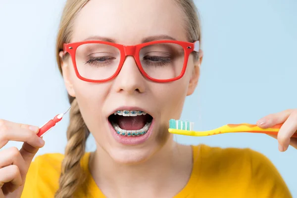 Conceito Dentista Ortodontista Jovem Mulher Sorrindo Limpeza Escovação Dentes Com — Fotografia de Stock