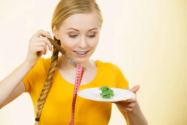Feliz Joven Sonriente Mujer Punto Comer Lechuga Sosteniendo Plato Tenedor — Foto de Stock