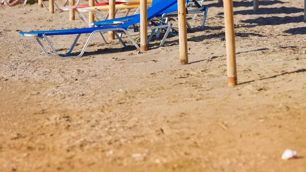 熱帯天候の場所で砂のビーチでは誰もデッキの椅子 — ストック写真
