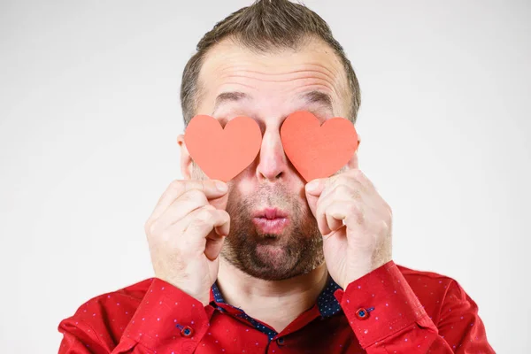 Hombre Divertido Adulto Cubriendo Los Ojos Con Corazones Rojos Hombre —  Fotos de Stock